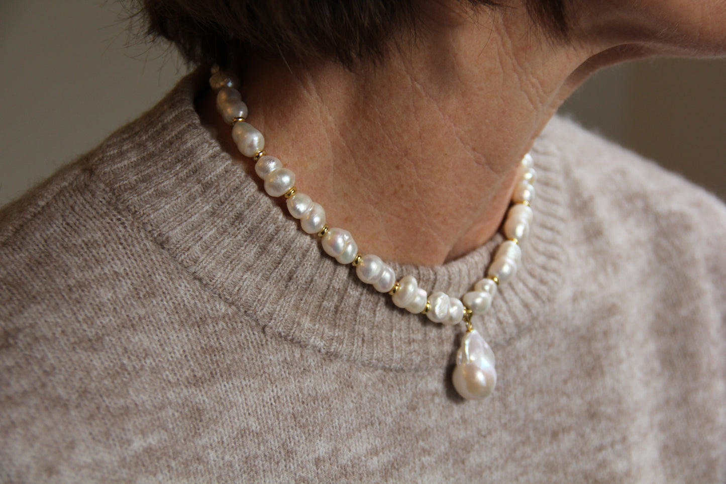 mj-chunky-pearl-pendant-necklace